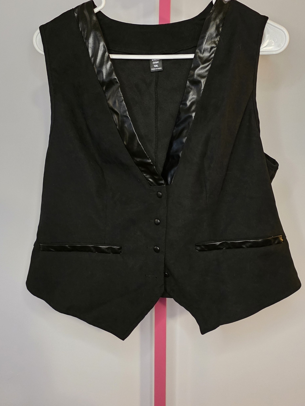 SHEIN Curve 1XL Black Satin-Trim Sleeveless Vest